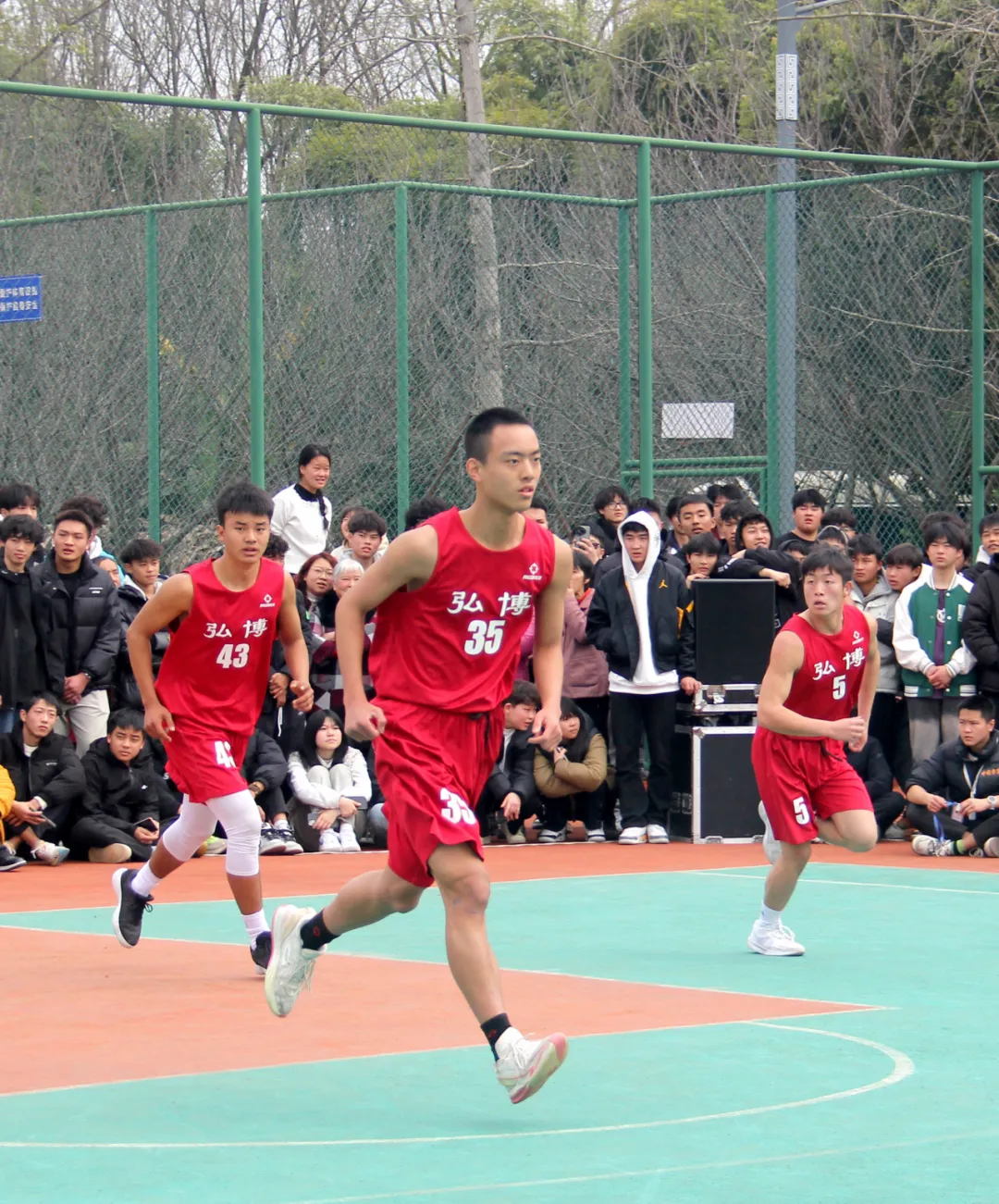 球场上风起云涌，篮球赛场激情无限的简单介绍
